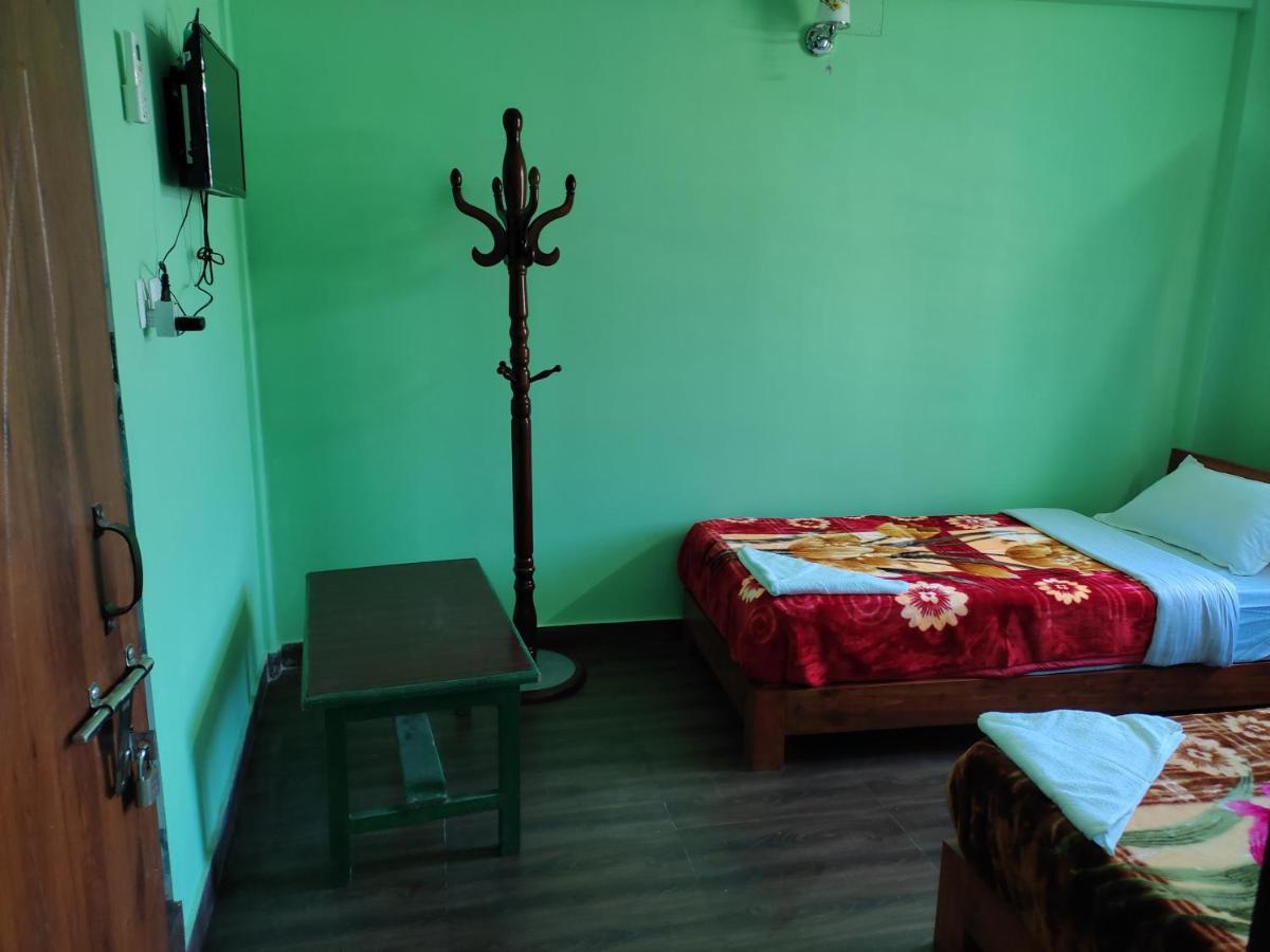 Harry Guest House & Restaurant Pokhara Exterior photo