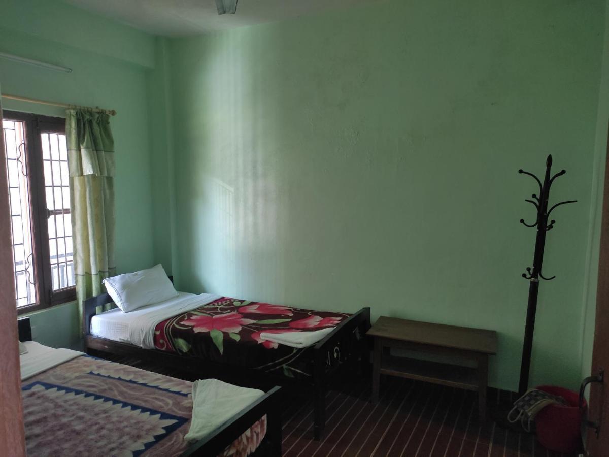 Harry Guest House & Restaurant Pokhara Exterior photo