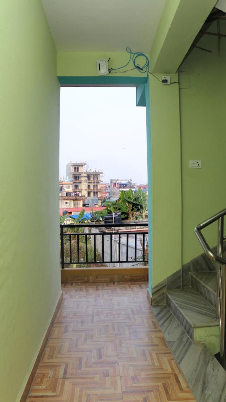 Harry Guest House & Restaurant Pokhara Exterior photo