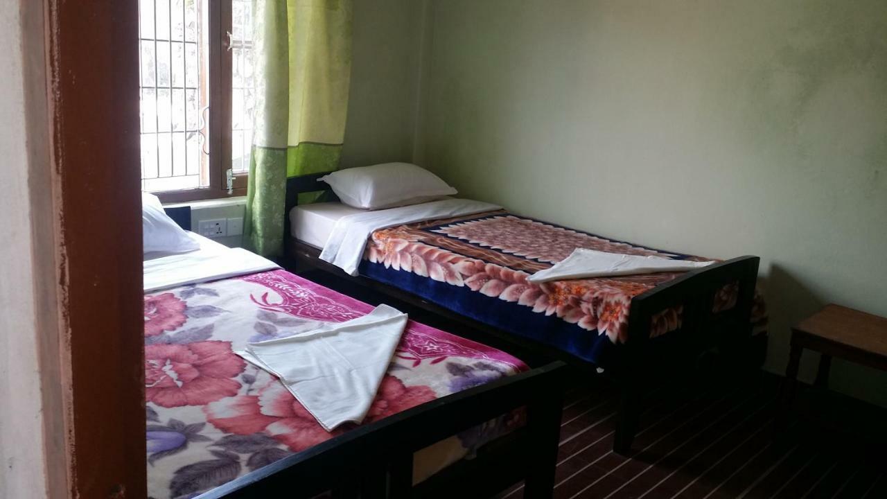 Harry Guest House & Restaurant Pokhara Exterior photo