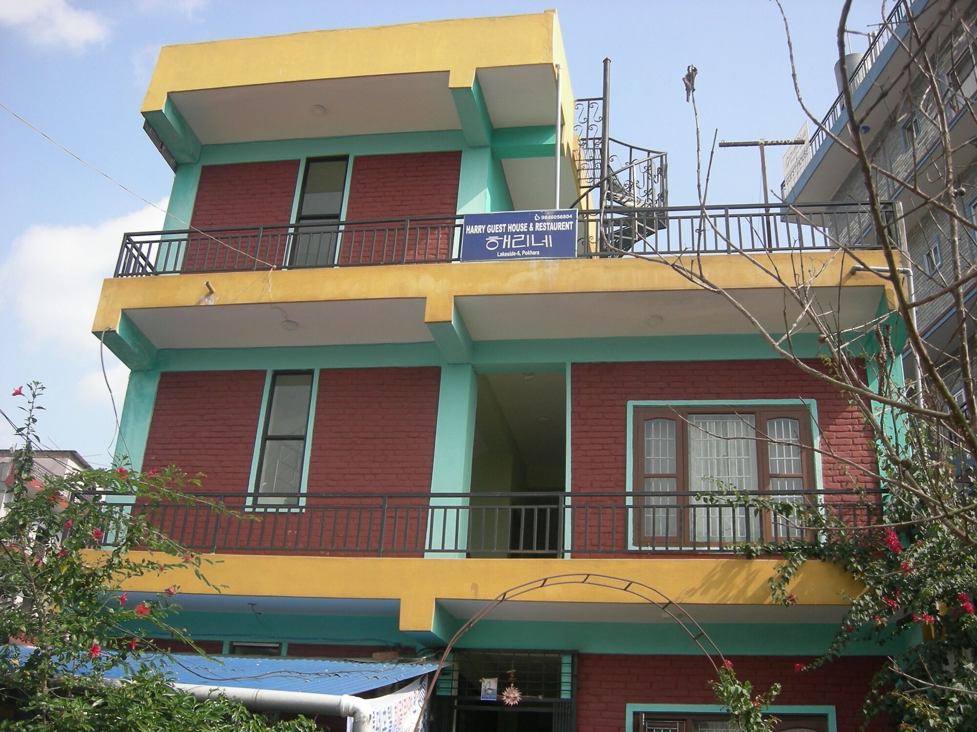 Harry Guest House & Restaurant Pokhara Exterior photo